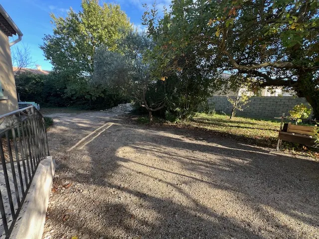 Entraigues-sur-la-Sorgue · Terrain plat 339 m² école à pied · photo 1