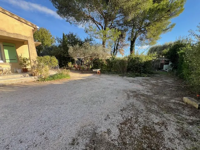 Entraigues-sur-la-Sorgue · Terrain plat 339 m² école à pied · photo 5