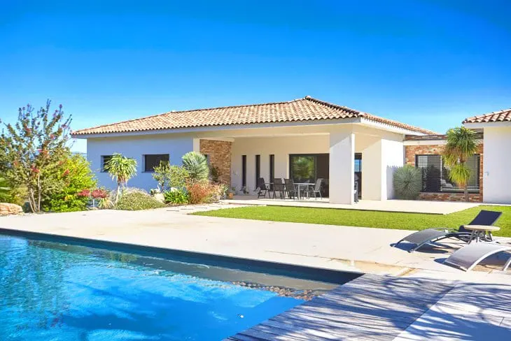 Villa contemporaine à Aix-en-Provence construite par Les Bastides du Midi